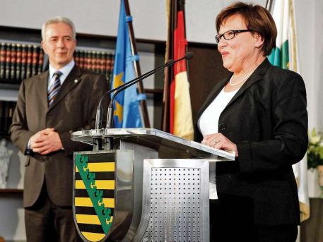 Ministerpräsident Stanislaw Tillich ( CDU ) ernennt Brunhild Kurth (57) zur Staatsministerin für Kultus und Sport Foto: Holm Röhner